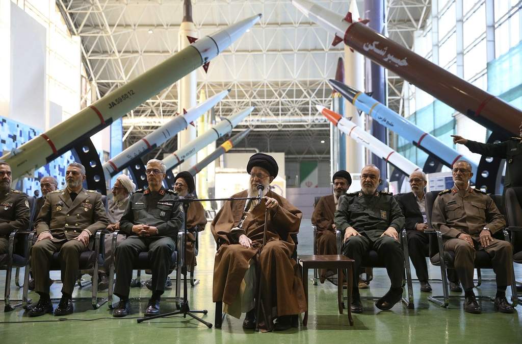 ARCHIVO - El líder supremo Ayatolá Ali Khamenei, en el centro, acompañado por los comandantes de las fuerzas armadas, visita una exhibición de los logros aeroespaciales de la Guardia Revolucionaria, en Irán, el 19 de noviembre de 2023