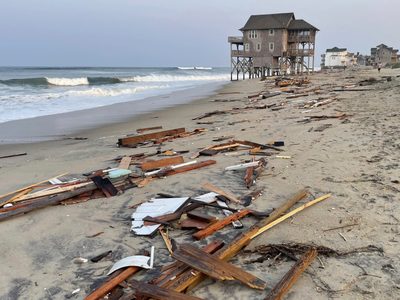 Tormenta tropical “Ernesto” causa fuertes oleajes en costa este de EU