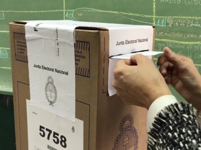 Elecciones legislativas: las autoridades de mesa podrán vacunarse y recibirán un bono incentivo