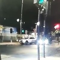 Mujer embiste con su camioneta a ladrón en Chile y video se viraliza