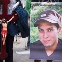 Familiares del normalista Julio César Mondragón piden a la PGR indagar tortura en el caso