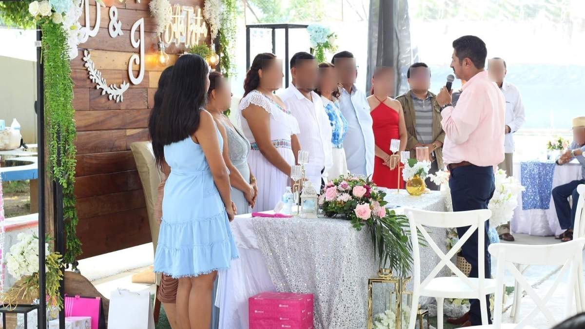 El alcalde celebrando la boda en la prepa 15 de la UAG