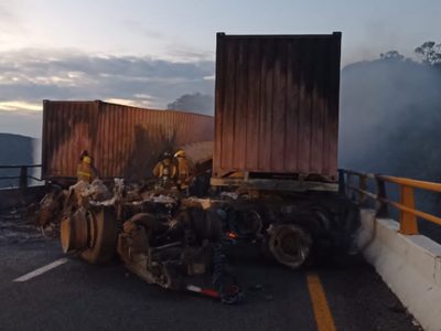 Dos personas calcinadas deja el choque entre cuatro tráileres en la autopista Colima-Guadalajara