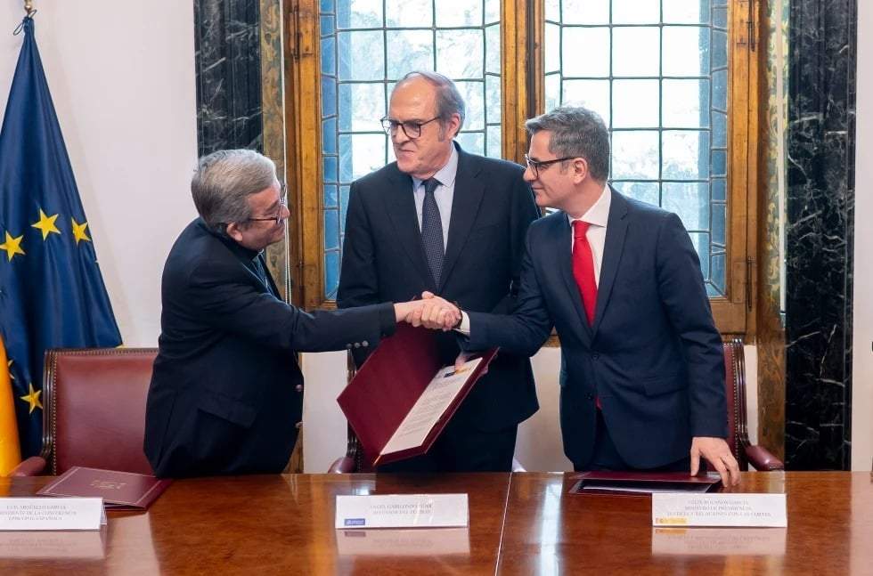 De izquierda a derecha, Luis Argüello, presidente de la Conferencia Episcopal Española, Ángel Gabilondo, Defensor del Pueblo, y Félix Bolaños, ministro de la Presidencia, Justicia y Relaciones con el Parlamento, tras la firma de un acuerdo para brindar reparación a las víctimas de abusos prescritos en Madrid, España, el lunes 30 de marzo de 2026.