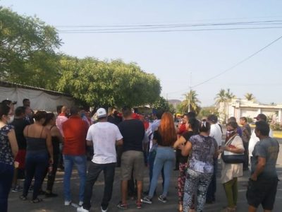Bloquean sede de la CFE en Apatzingán para evitar cortes por falta de pago