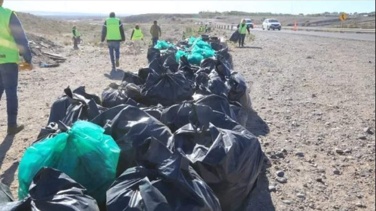 Los trabajadores recolectaron 120 bolsas de residuos en una hora de trabajo. Fuente: (Facebook)