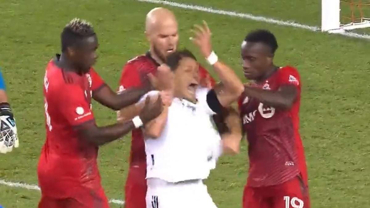 Chicharito entre jugadores de Toronto
