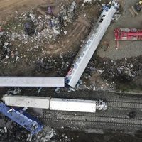 Entregan cuerpos recuperados en choque de trenes en Grecia