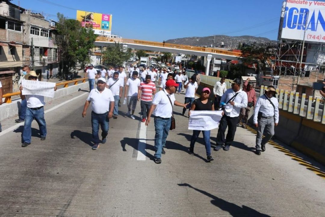 marcha de choferwes en Chilpancingo. Foto Luis Daniel Nava