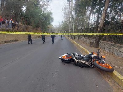 Motociclistas rebasan en sentido contrario, chocan de frente con un auto y luego los atropellan