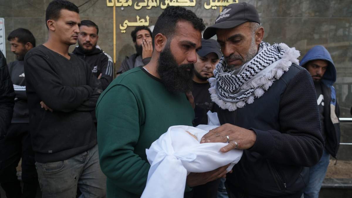 aed al-Khabba lleva en brazos a su hija de tres meses, Mira al-Khabbaz, que murió en un ataque del ejército de Israel, en el hospital de Shifa, en la Ciudad de Gaza