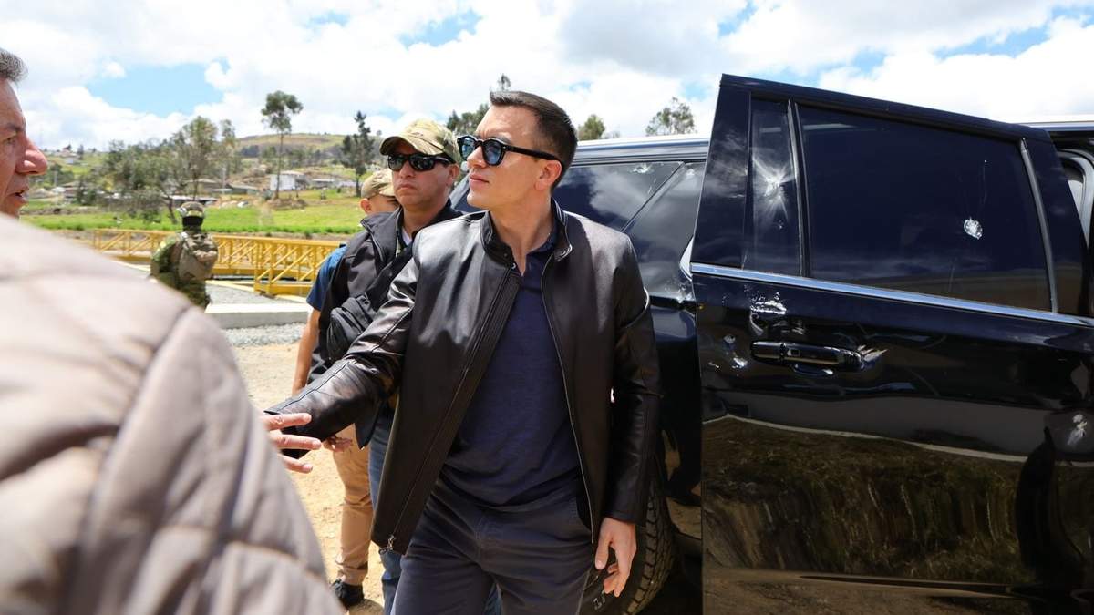 El presidente Noboa sale de su camioneta después del ataque