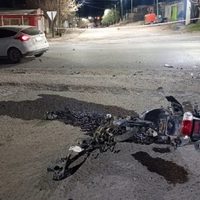 Identificaron al motociclista que murió tras chocar contra un auto que invadió su carril