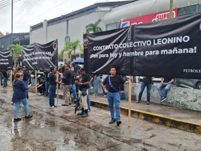 Trabajadores petroleros marchan "de luto" en Tabasco por contrato colectivo que señalan de “leonino"