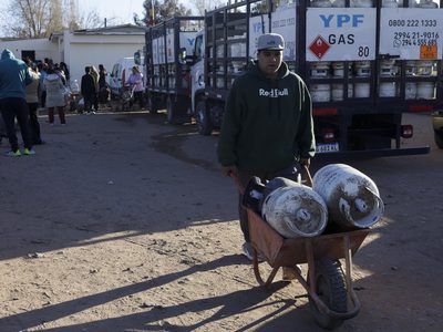 En pleno Vaca Muerta y rodeados de pozos petroleros, vecinos del Oeste hacen fila para conseguir garrafas sociales