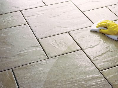 El secreto de las abuelas para eliminar las manchas de aceite del piso, en minutos y sin esfuerzo