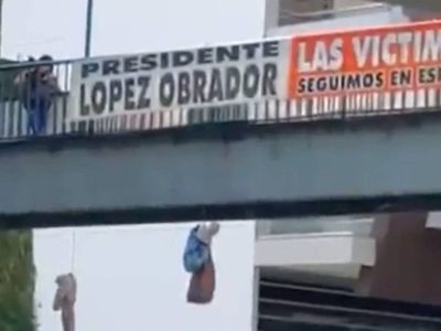 Activistas cuelgan muñecos simulando cuerpos en CDMX; protestan contra desapariciones forzadas