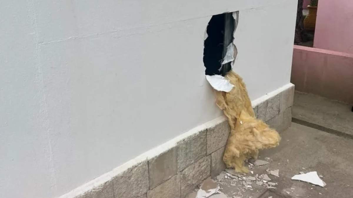 Boquete en la pared del cajero. Fuente: (Facebook)