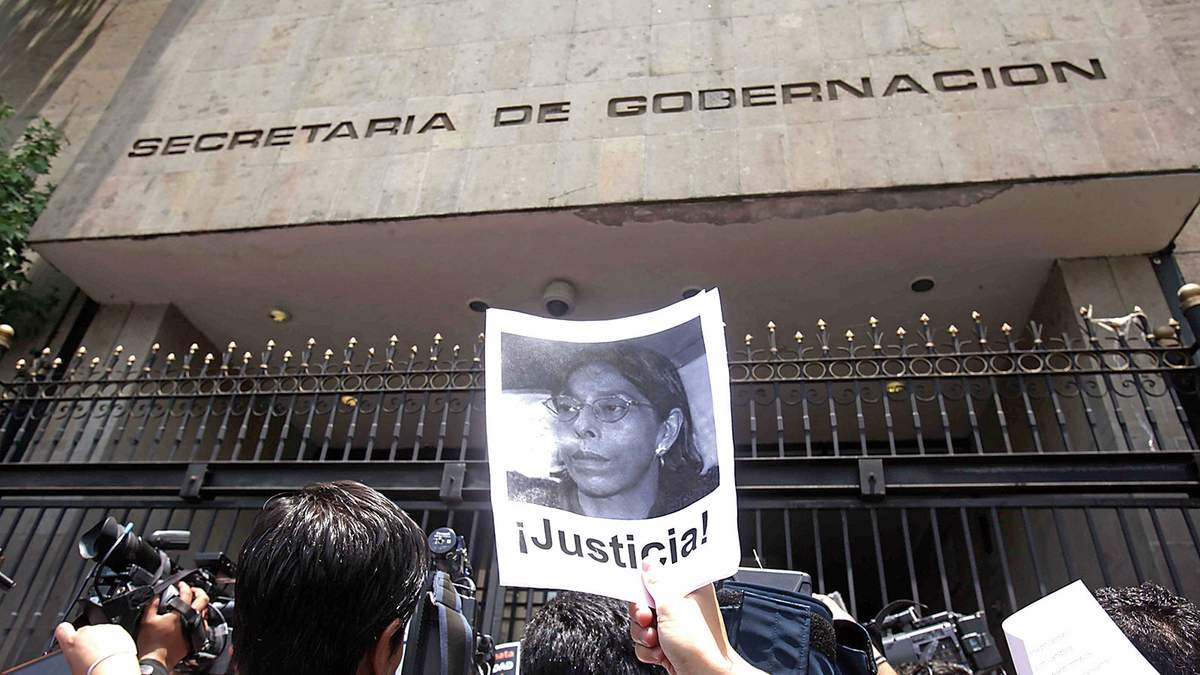 Protesta frente a Segob por el asesinato de Regina Martínez