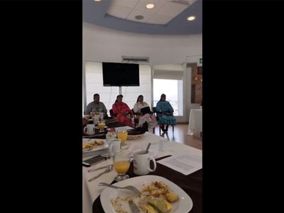 Diputados de Chihuahua desayunan frente a rarámuris… y ni agua les dan (Video)