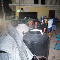 "El gobierno no nos ayuda": habitantes de Acapulco cierran calles para evitar la rapiña