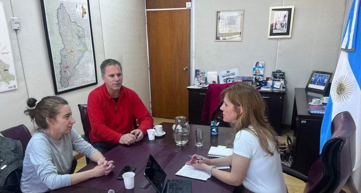 La diputada Lorena Parrilli reunida con representantes del gremio Siprosapune. Fuente: (Prensa Parrilli)