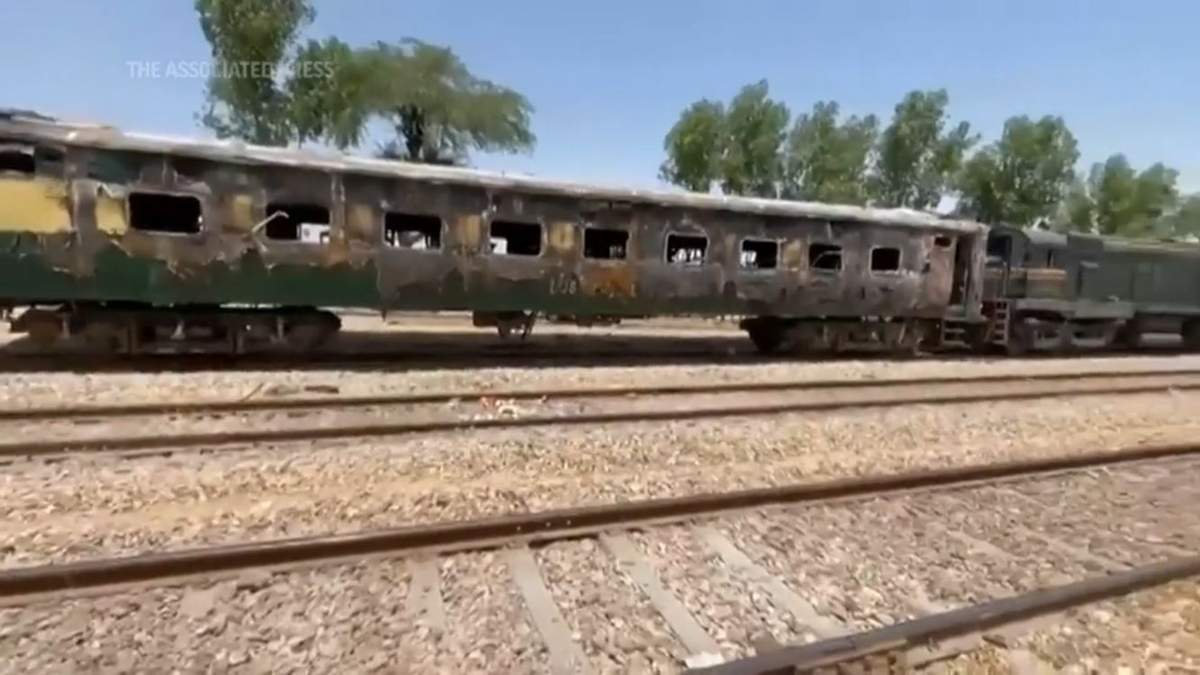 Tren incendiado en Pakistán el 26 de abril de 2023