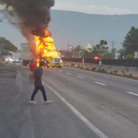 Bloquean la Manzanillo-Colima con tráileres incendiados en respuesta a operativo policiaco