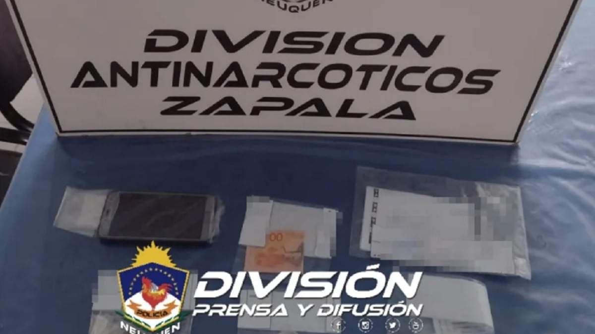 Personal de la división Antinarcóticos de la Policía allanó una vivienda en Zapala y logró dar con marihuana. Fuente: Prensa Policía.