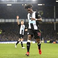 Rescatan al futbolista Christian Atsu tras quedar atrapado en un edificio derrumbado en Turquía