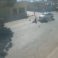 Familia a bordo de una motocicleta es arrollada por un taxista en SLP (Video)