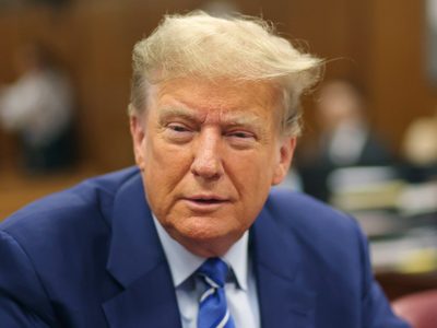 Juez multa a Trump con 9 mil dólares por violar orden mordaza