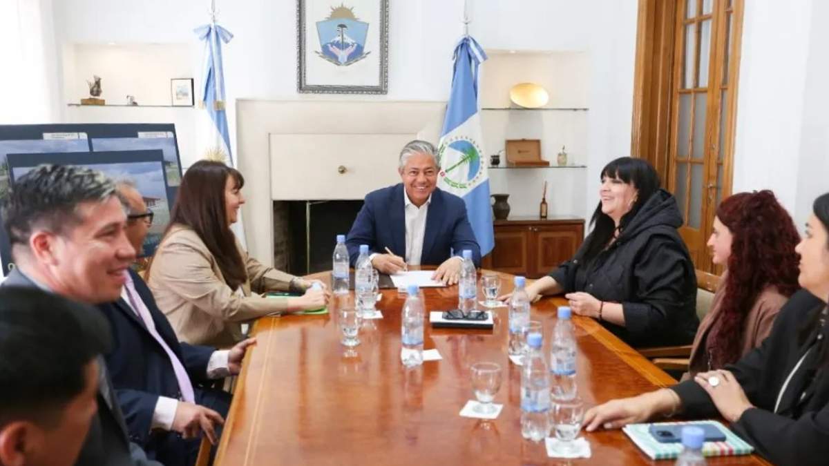 El gobernador, Rolando Figueroa firmó los convenios para la ejecución de las obras. Fuente: (Gobierno de Neuquén)