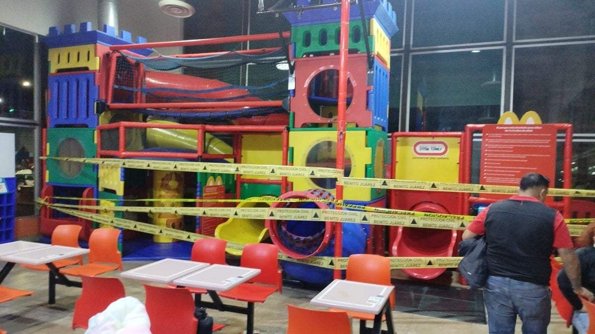 Colapsa estructura de juegos de McDonald's en la alcaldía Benito Juárez y deja siete niños heridos