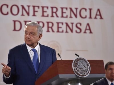 AMLO plantea repartir libros en casas o tianguis en estados amparados