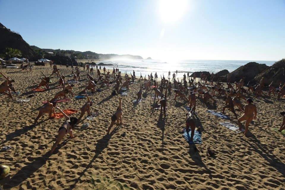Nudistas en la playa de Zipolite, Oxaca