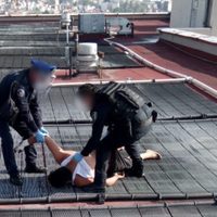 Policías evitan suicidio de paciente con covid-19
