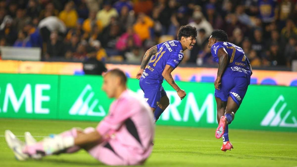 Jugadores de Pumas festejan el gol ante los Tigres