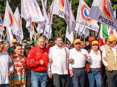 Alejandro Armenta marcha con líderes de la CTM y SNTE, afines a su gobierno