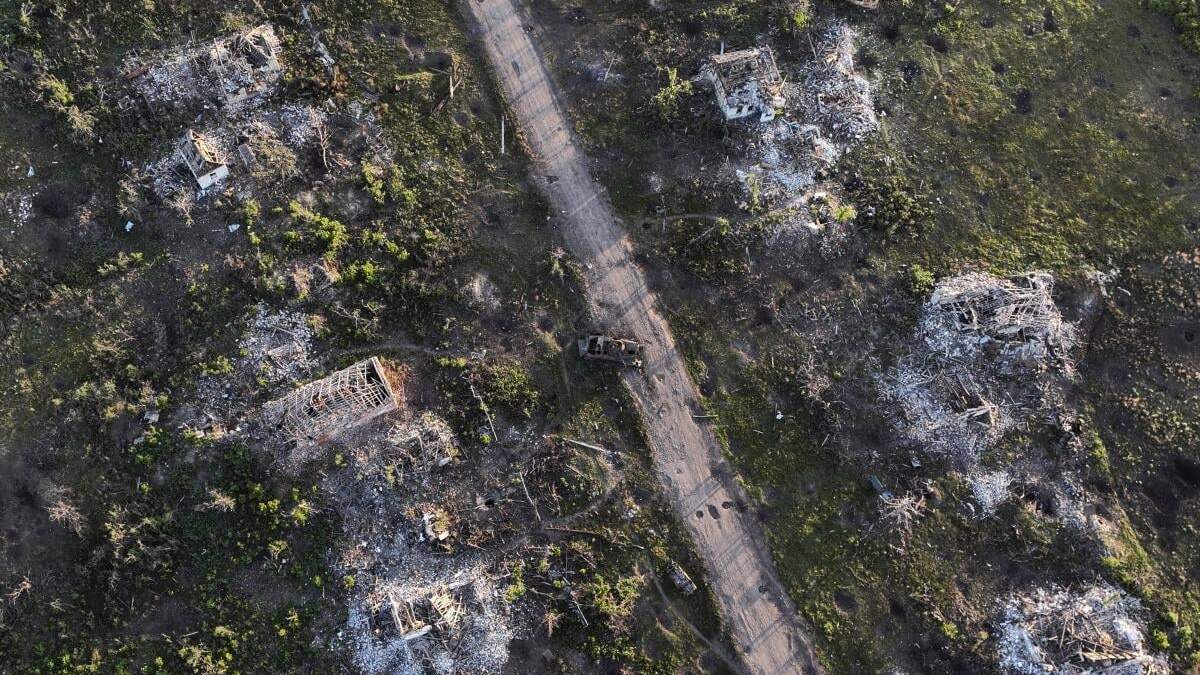 Casas y vehículos blindados destruidos en los combates entre fuerzas rusas y ucranianas se ven en el pueblo recién recuperado por fuerzas ucranianas de Klishchiivka, en la región de Donetsk, Ucrania