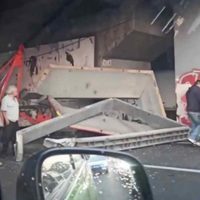 Estructura metálica cae en pleno Periférico Norte, en Tlalnepantla