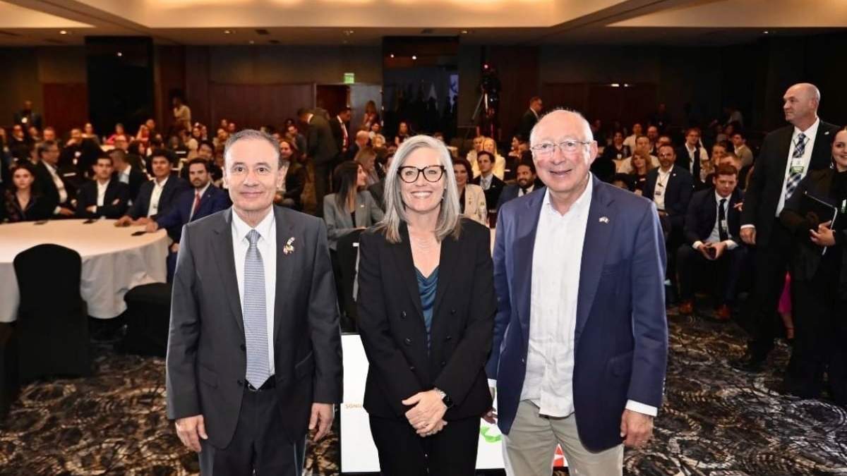 Alfonso Durazo, la gobernadora de Arizona, Katie Hobbs, y el embajador de EU, Ken Salazar
