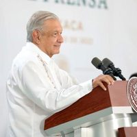 “Mucho ayuda el que no estorba”: AMLO responde a la alianza opositora Va por México