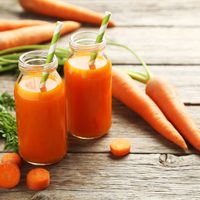 El jugo natural y fácil de hacer en casa que te hará lucir más bronceada y deshinchada en solo una semana