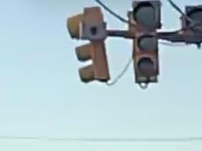Vecinos de Godoy Cruz reclaman por un semáforo intermitente que genera peligro en una esquina clave