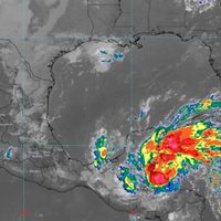 "Lisa" pasa de tormenta tropical a huracán categoría 1; se dirige a Quintana Roo