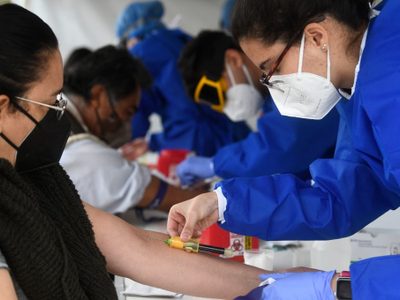 México aplica 133 mil vacunas contra covid y registra 52 fallecimientos más en un día