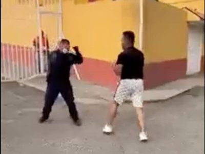 Policía se pelea a golpes en la calle con un vecino en Ecatepec (Video)