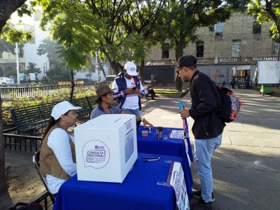 Preguntar al pueblo sobre asuntos de políticos