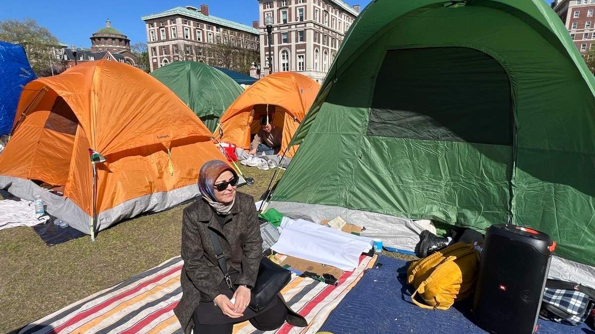 Nahla Al-Arian visita el campamento de protesta propalestino en el campus de la Universidad de Columbia, el jueves 25 de abril de 2024